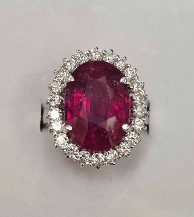 Inel din aur alb 18k cu rubin natural 10.70 ct. si diamante naturale