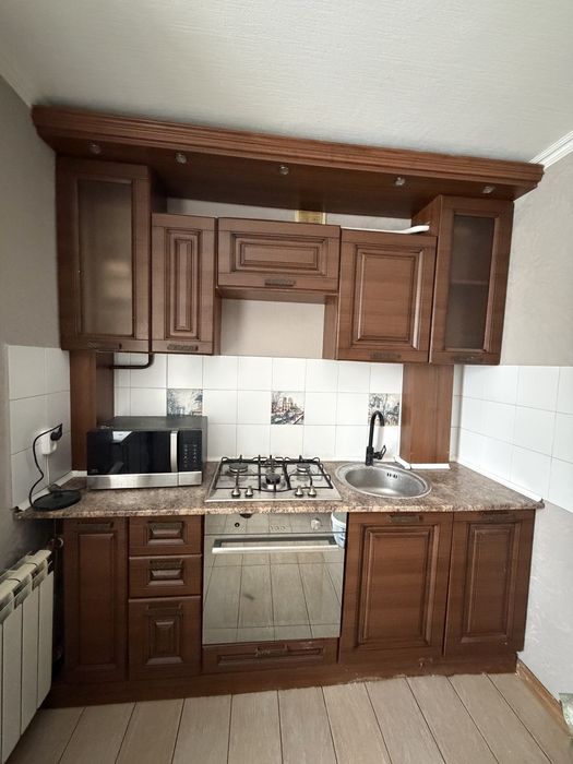 Кухонный гарнитур 2.25 см с мойкой и смесителем