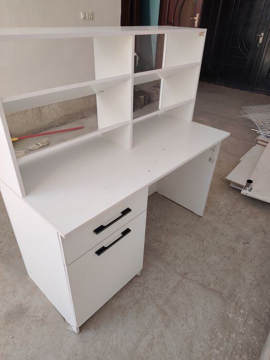 Telefon va aksessuarlar uchun mebellar