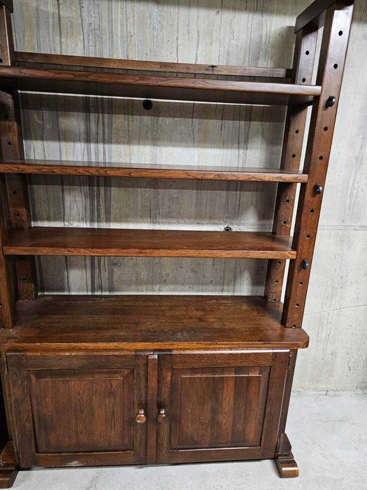 Масивен дъбов шкаф/библиотека с регуриране на рафтовете