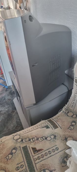 Продам телевизор с подставкой за 30 000. Самовывоз.