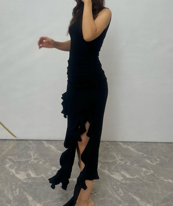 Продаю чёрное элегантное платье