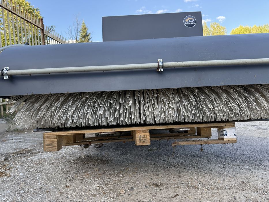 Четка за мини челен товарач