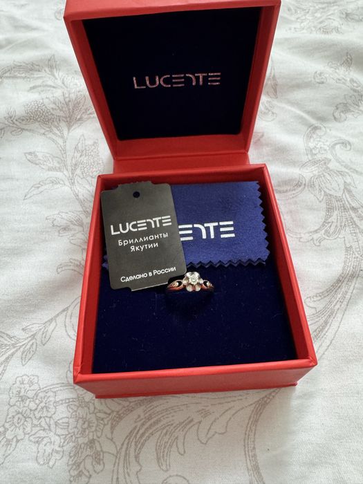 Кольцо с бриллиантом