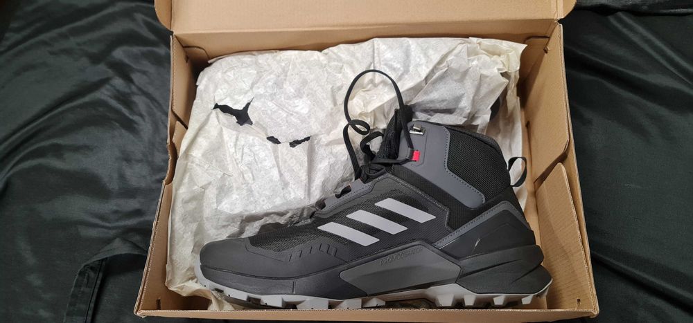 Кроссовки adidas,46 оригинал.