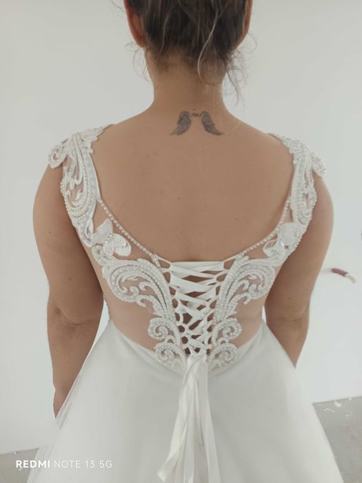Rochie de mireasa stil prințesă/A-line cu cerc+ Costum Ginerica vișiniu mărimea M.