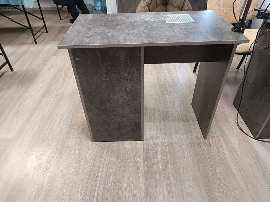 Маникюрные столы