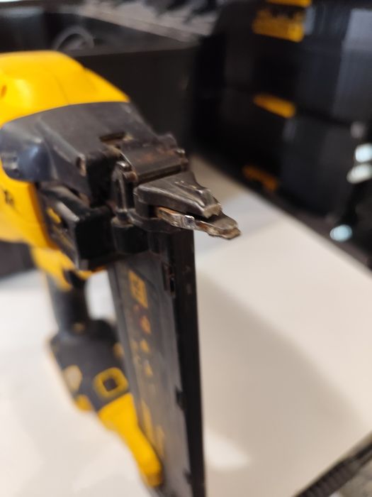 Акумулаторен пистолет за пирони игли Девалт DeWALT 18V комплект