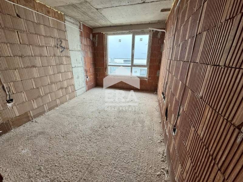 Четиристаен апартамент на етап Акт 14 за продажба в район с отлична ло