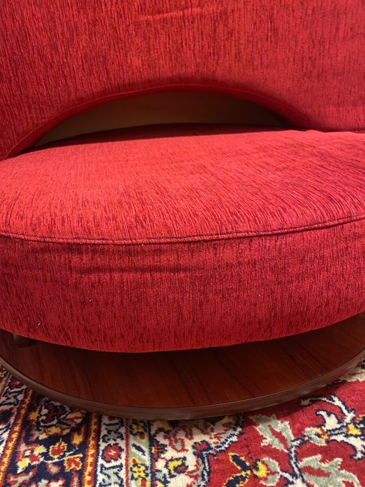 Canapea, măsuță capitonată și piesă semicirculară capitonată=pat dublu