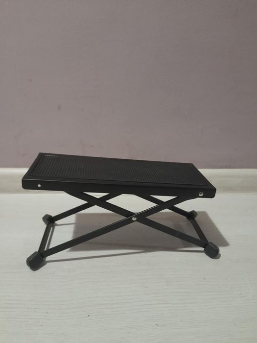 Продавам китара,калъф,тунер,столче.