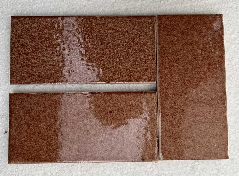 Vand gresie dreptunghiulara, 2,5mp. Culoare maro.