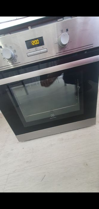 Электроплита с духовкой "Electrolux"