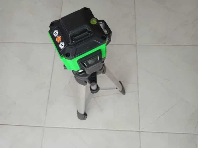 Лазерен нивелир 16 линии + 2 батерии, дистанционно, трипод 1м, IP54