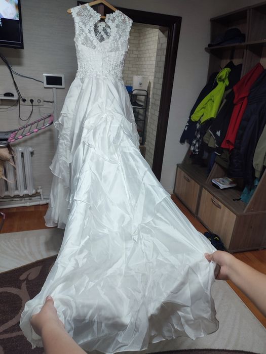 Продам вечерние платья белого цвета