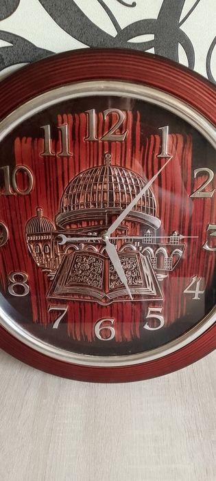 Часы в исламском стиле.