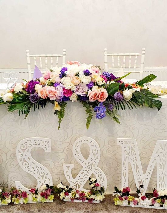 Vand aranjamente florale , flori artificiale  pentru evenimente
