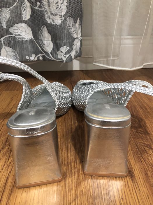 Сребристи обувки с ток