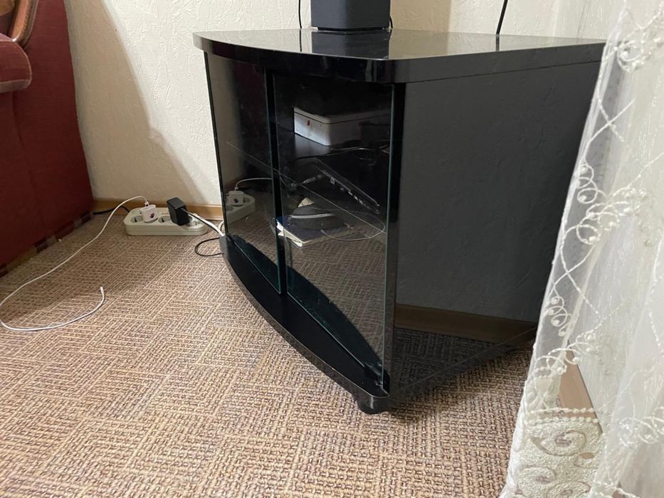 Чёрная лаковая тумба под телевизор