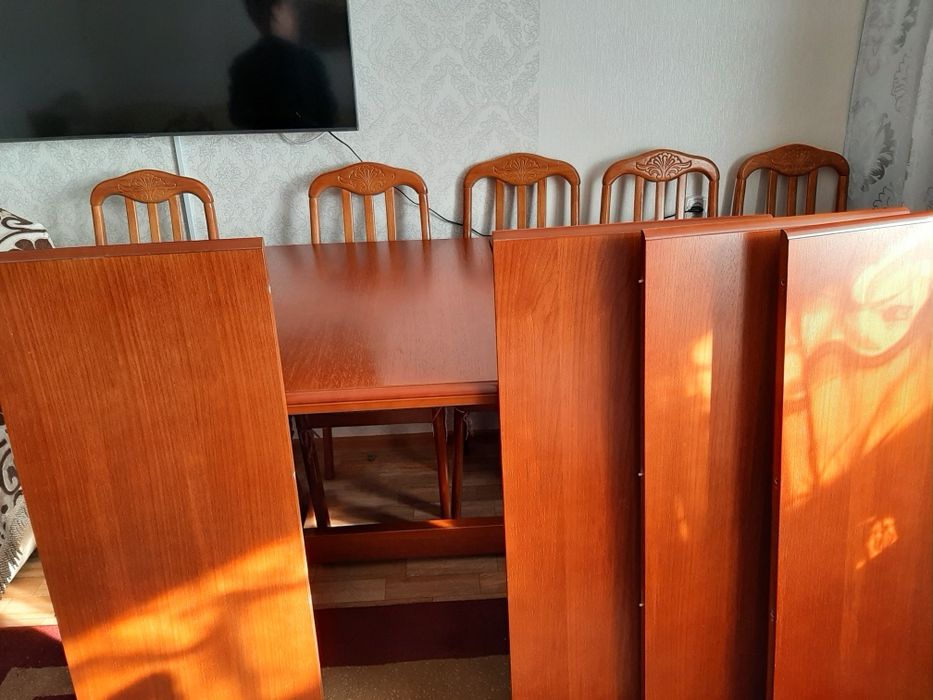 Срочно продается стол гостевой