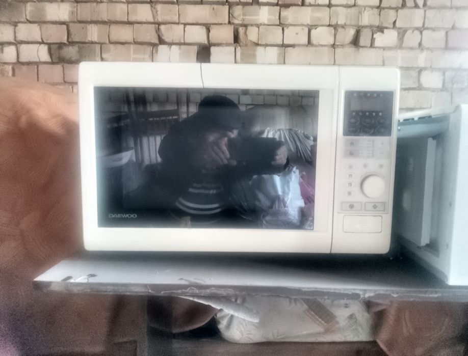 Продаются три микроволновки одна Деу  и два Самсунга