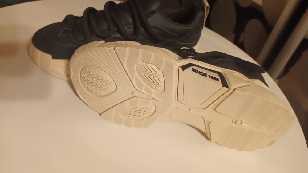 Vând pantofi cu talpa groasa