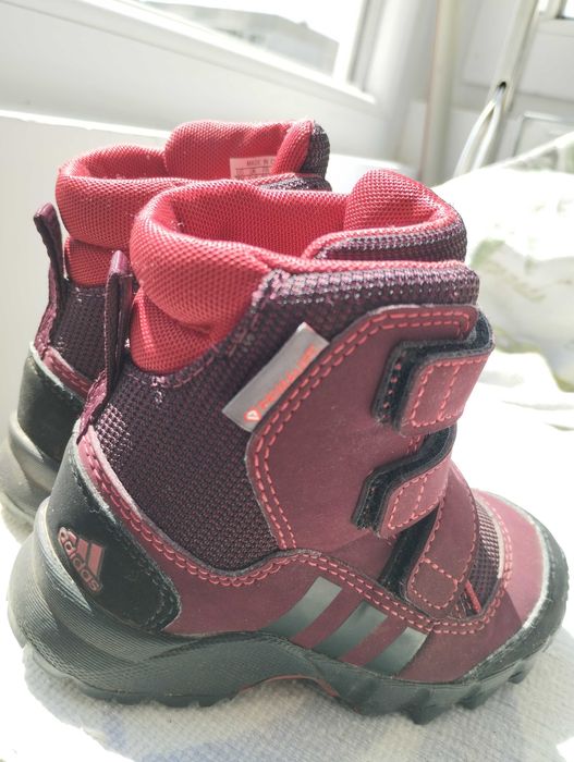 Детски обувки Adidas подходящи за есен и зима.