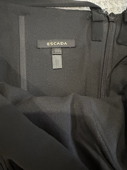 Елегантна дамска рокля на Escada