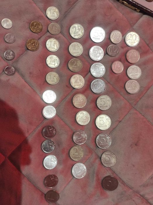 Бумажные купюры. Монеты разного номинала