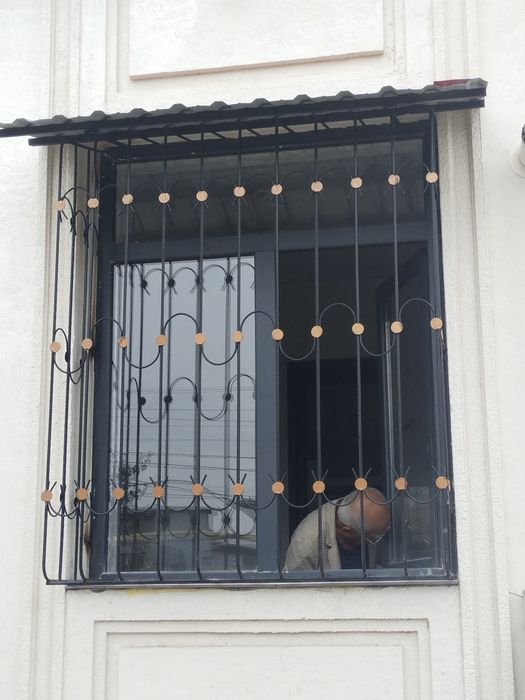 Решетки на окна.Панжаралар ойналарга. Установка козырьков и роликов.