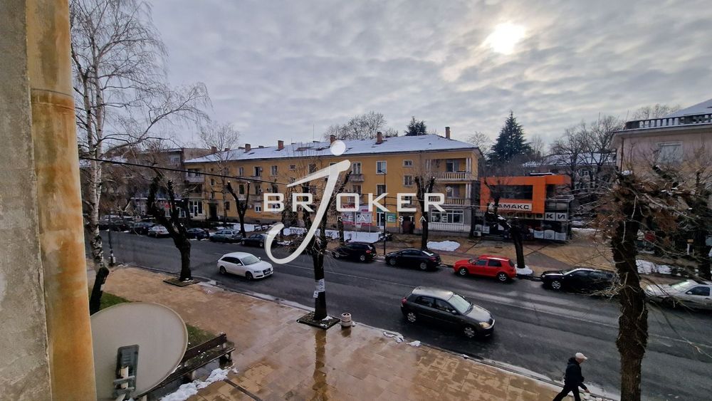 Дава се под наем Тристаен апартамент в Кърджали, Център - 70 кв.м за 280.5 € - Снимка #1