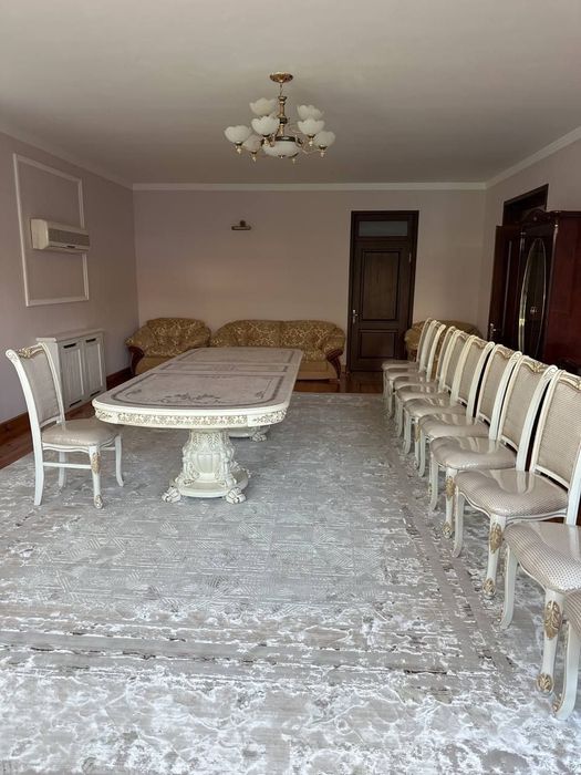 Срочно продам комплект стол и 12 стульев,.