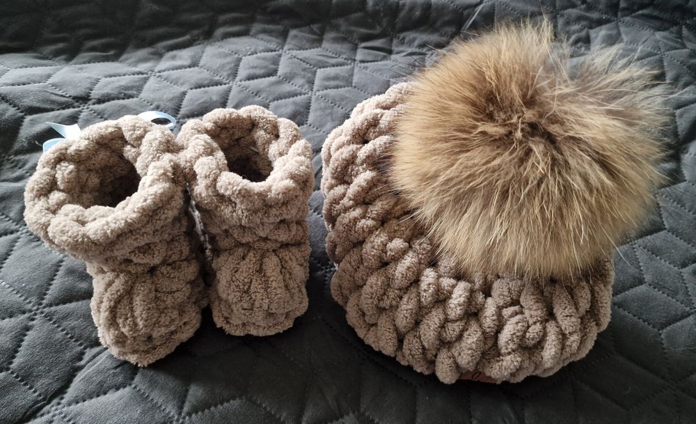 Бебешка шапка и ботушки handmade