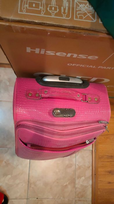 Чемодан розовый среднего размера