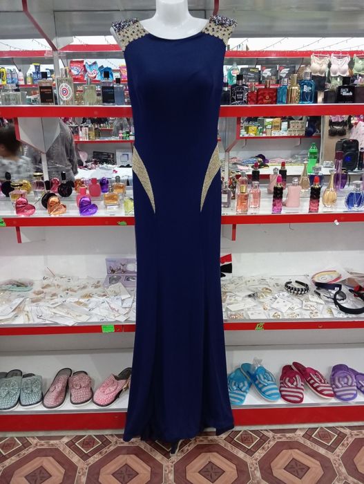 Базм либослари сотилади