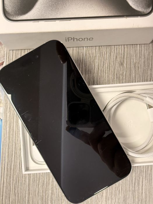 Iphone 15 pro - бял
