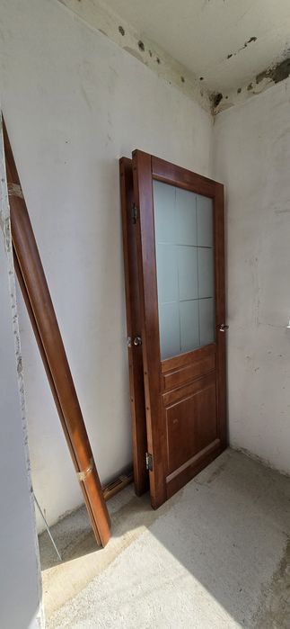двери из чистого дерево