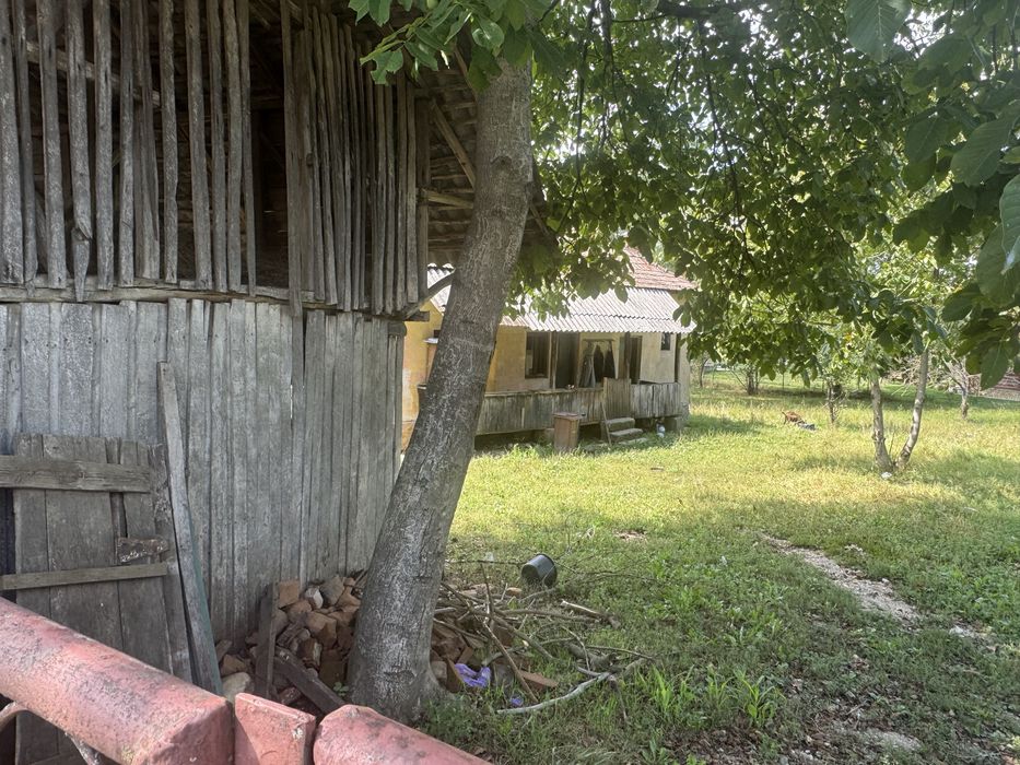 Teren 2.400 mp cu casă bătrânească, utilități și deschidere mare la drum.
