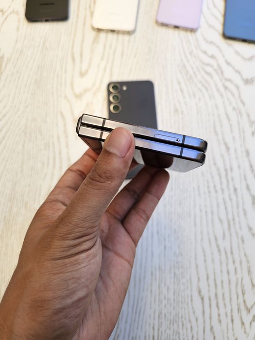 Samsung Galaxy Z Flip 5G. OzU 8 GB. Joyi 256 GB. Aybi yoq. Ime o'tkan