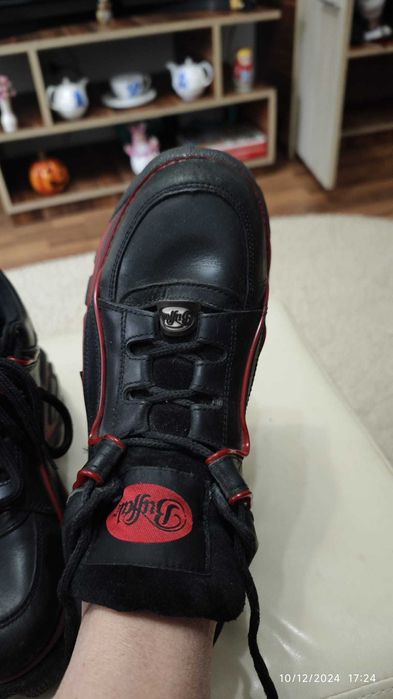 Ghete Buffalo negru cu rosu