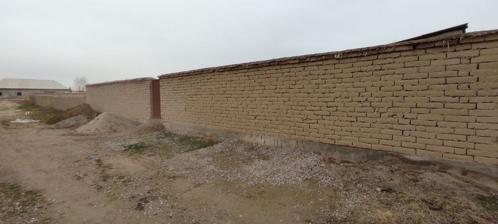 Qarshi Dan joylashgan Yerqurgon bozoridan  3 km uzoqda