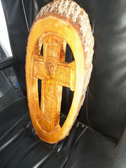 Красива, масивна дърворезба "Разпятие Христово".