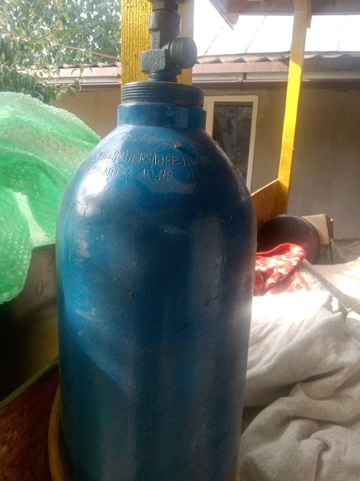 Tub oxigen mare și unul de co2