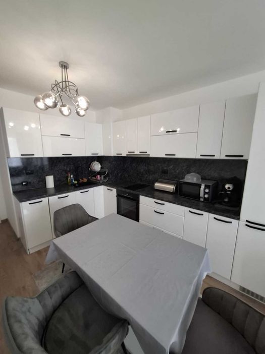 Дава се под наем Тристаен апартамент в Враца, Център - 93 кв.м за 510 € - Снимка #2