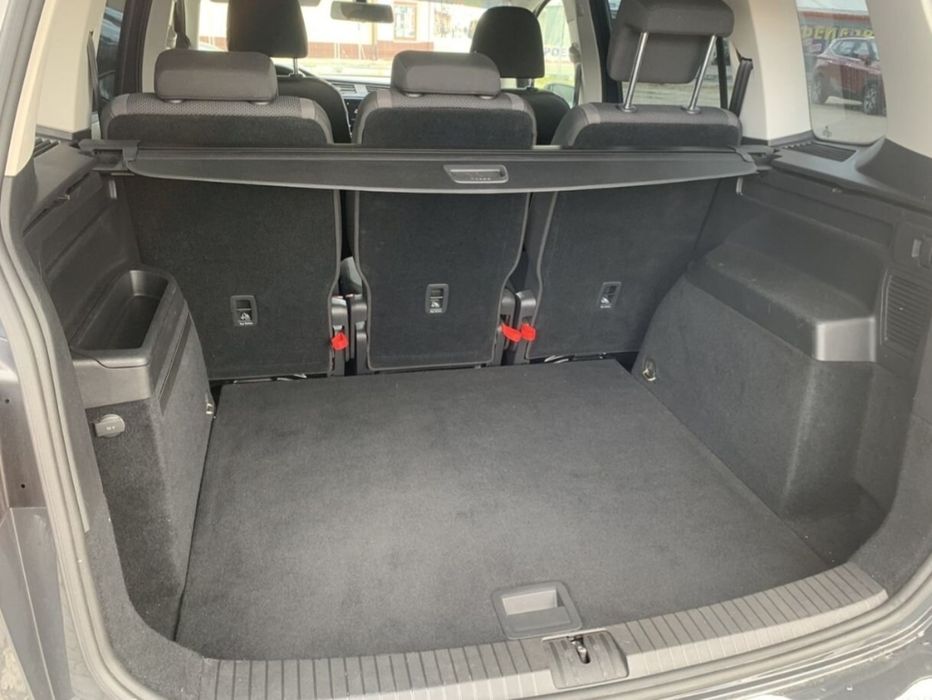 Услуги семейного кроссовера (4-6 пассажирских мест): Wolsvagen Touran