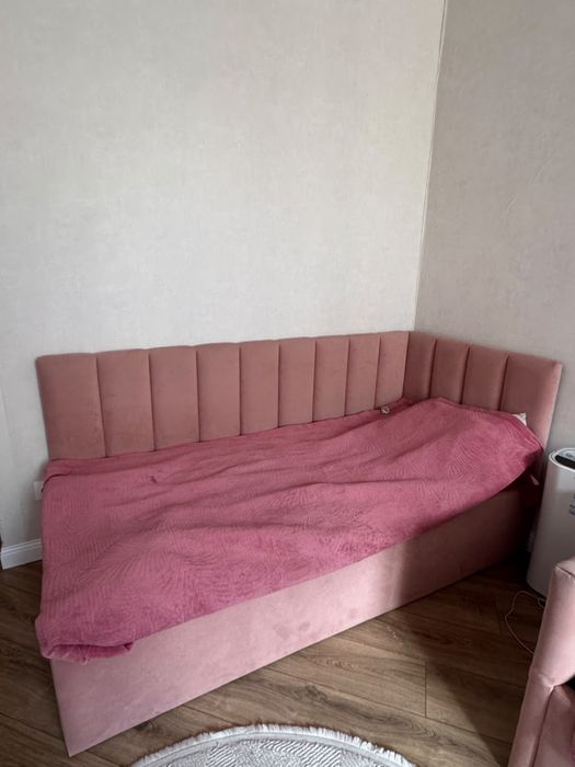Продам кровати розовые