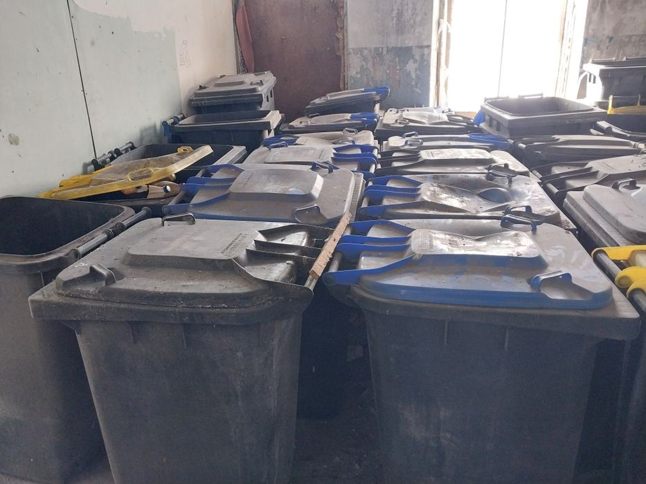 Продаю баки для мусора