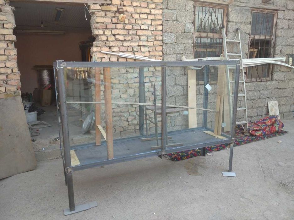 Аквариумы для торговли рыбой.