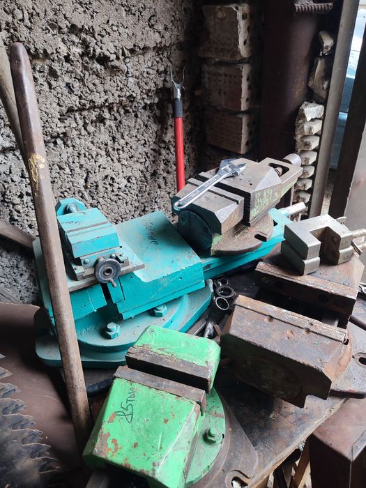 Часы значки гири инструменты