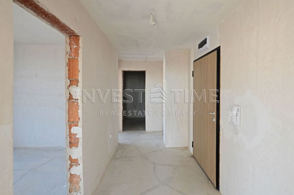 Просторен тристаен апартамент в нова сграда с Акт 16